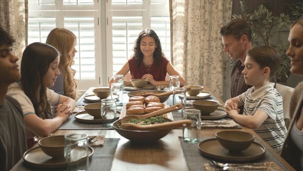 The combined Jeffries and Soto families share dinner in It's Not Like That season 1, episode 2. (Photo Credit: Steve Dietl/Courtesy of Amazon MGM Studios.)