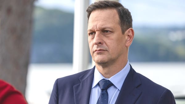 Actor Josh Charles as Martin Best in Best Medicine season 1 episode 3. (Photo Credit: Courtesy of FOX.)
